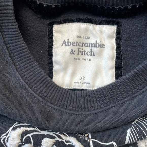 Abercrombie embroidered rose sweatshirt - Picture 3 of 4